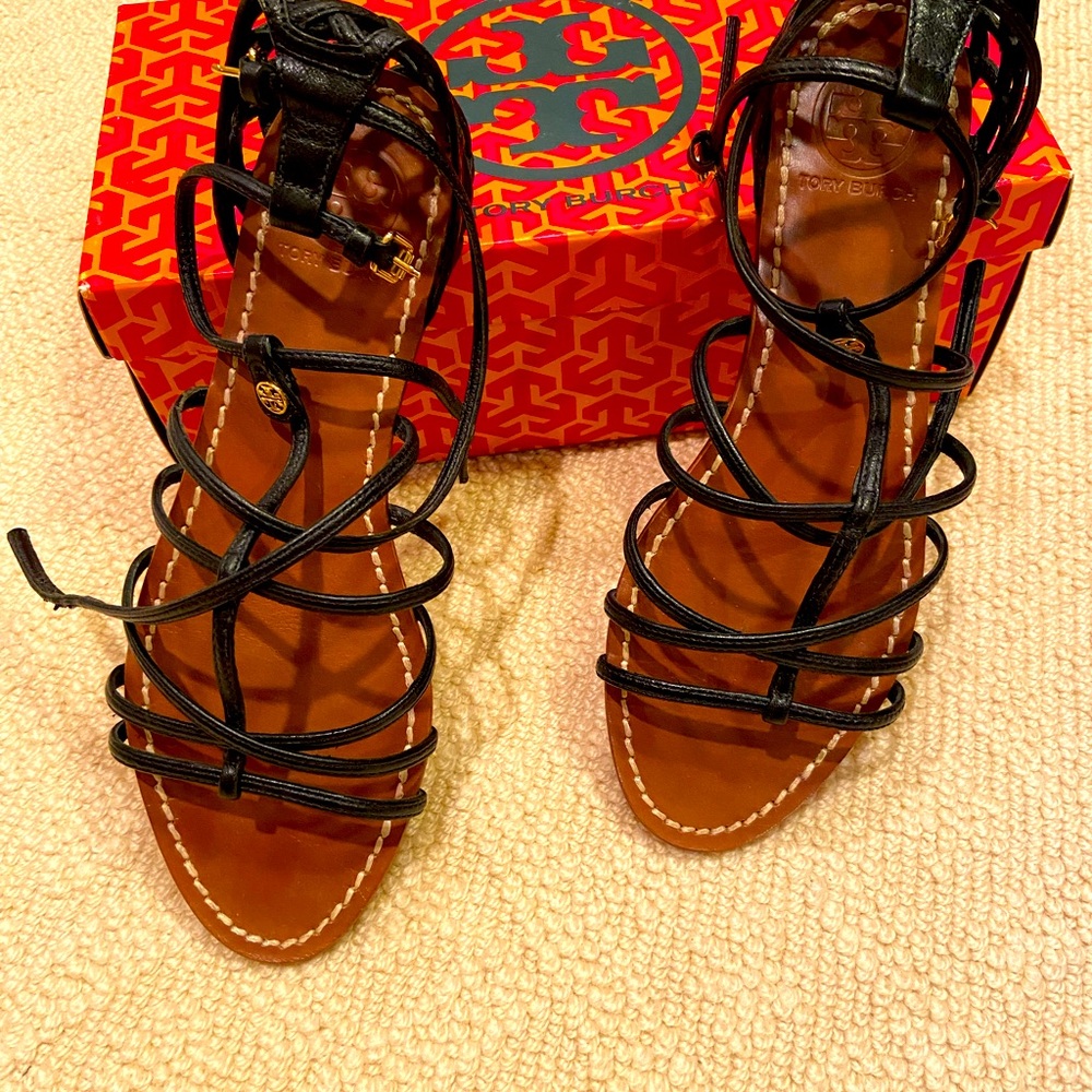 TORY BURCH Black flat strappy sandals! Super cute!